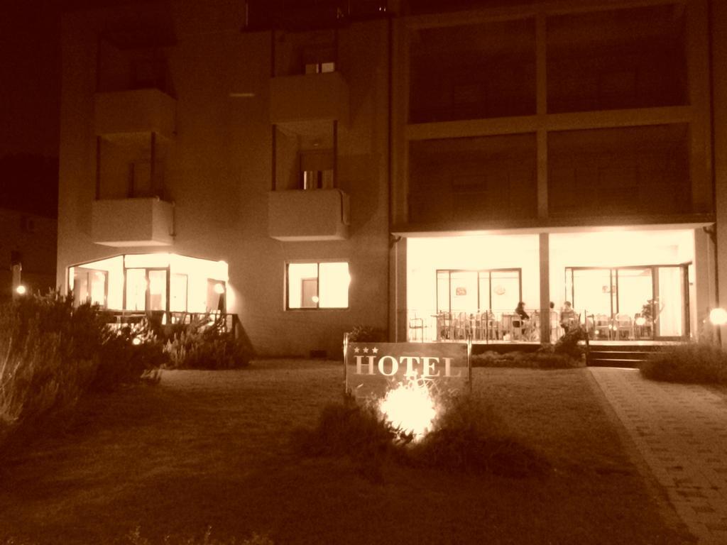 Hotel Flora Marina Di Bibbona Exterior foto